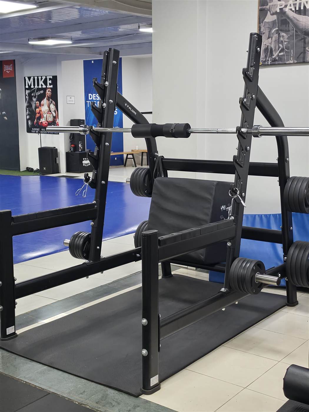 Rack con barra olímpica y discos de peso